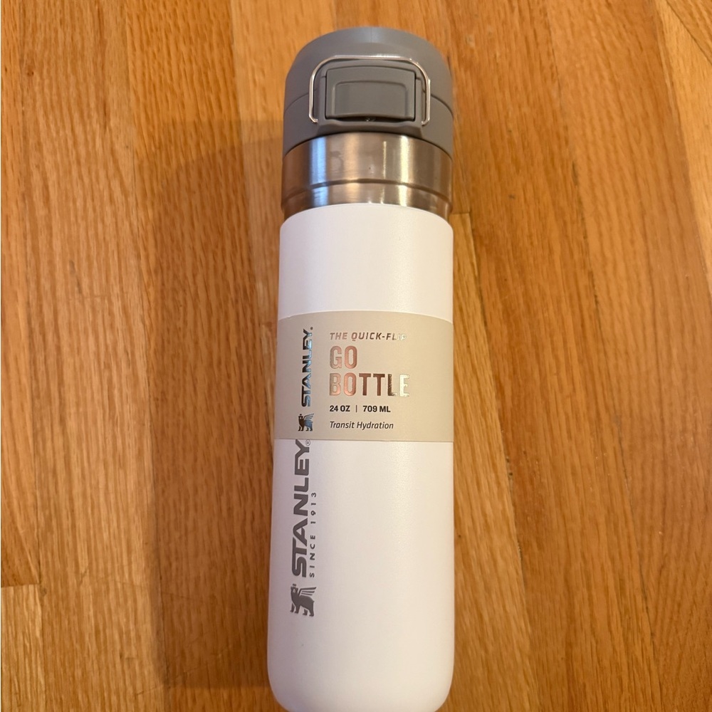 Stanley Quick-Flip White and Gray Bottle